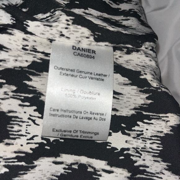 Black genuine leather jacket, never worn

msg me if you have any questions :)) - Picture 7 of 7